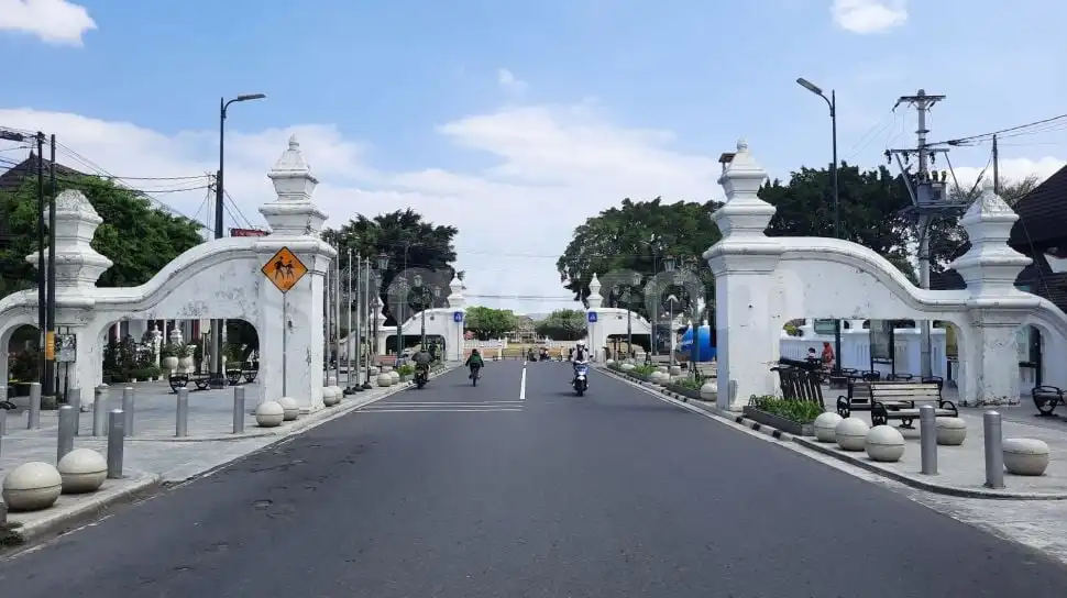 Jalan Menuju Keraton